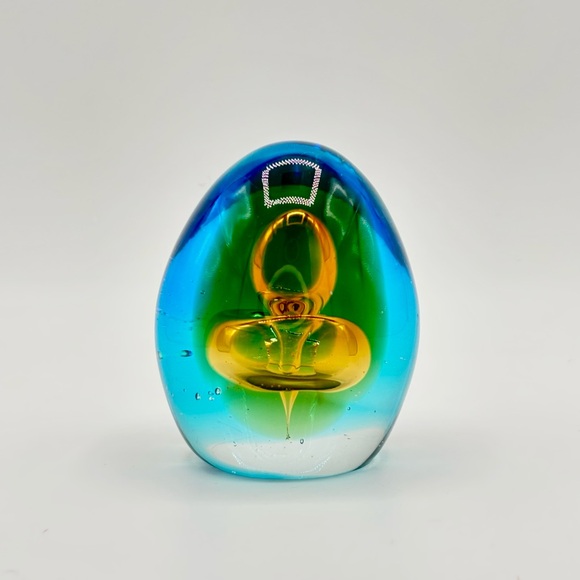 This is a vintage Murano-style egg-shaped art glass paperweight. - Picture 3 of 5